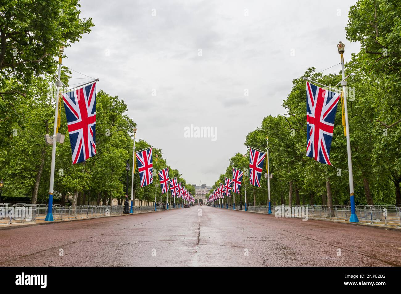 Guardando il Mall verso Admiralty Arch durante i preparativi per le celebrazioni del Queens Platinum Jubilee fiancheggiate da bandiere Union Jack. Foto Stock