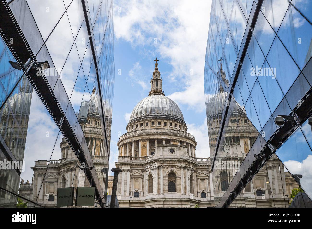 Cattedrale di St Pau, raffigurata tra due facciate moderne nel cuore di Londra. Foto Stock