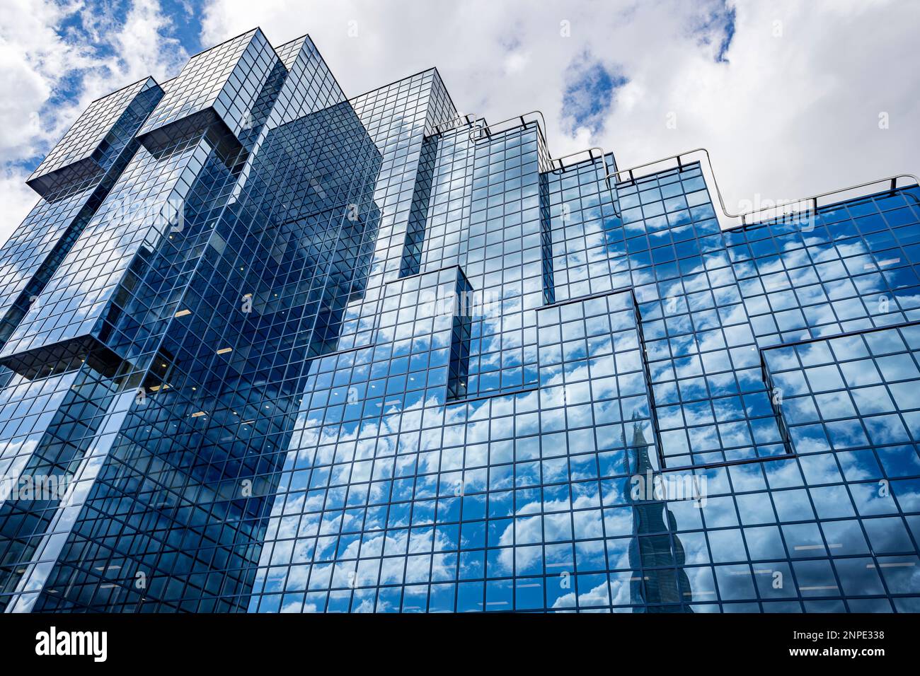 Guardando al Northern Shell Building sulla Northbank a Londra, lo Shard si riflette nel vetro blu della Southbank. Foto Stock