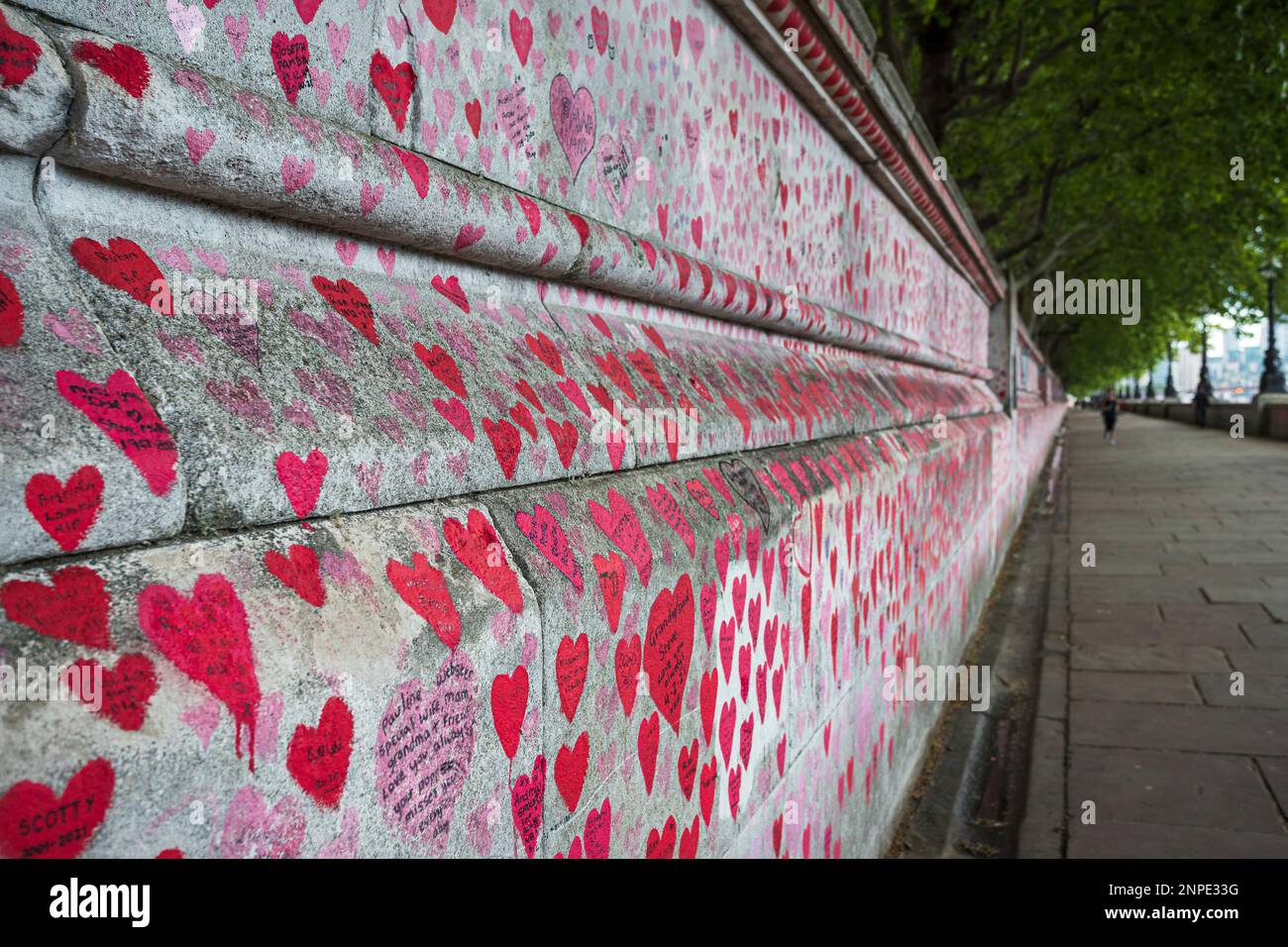 Muro d'amore sull'Albert Embankment di Londra pieno di messaggi da amici e familiari che hanno perso i propri cari durante la pandemia di Covid-19. Foto Stock