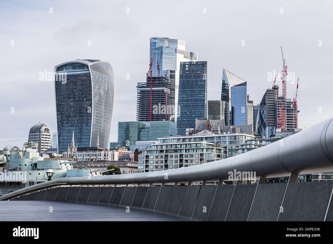 Il Square Mile del quartiere finanziario di Londra raffigurato su una curva intorno allo Scoop sul lungomare di Londra. Foto Stock