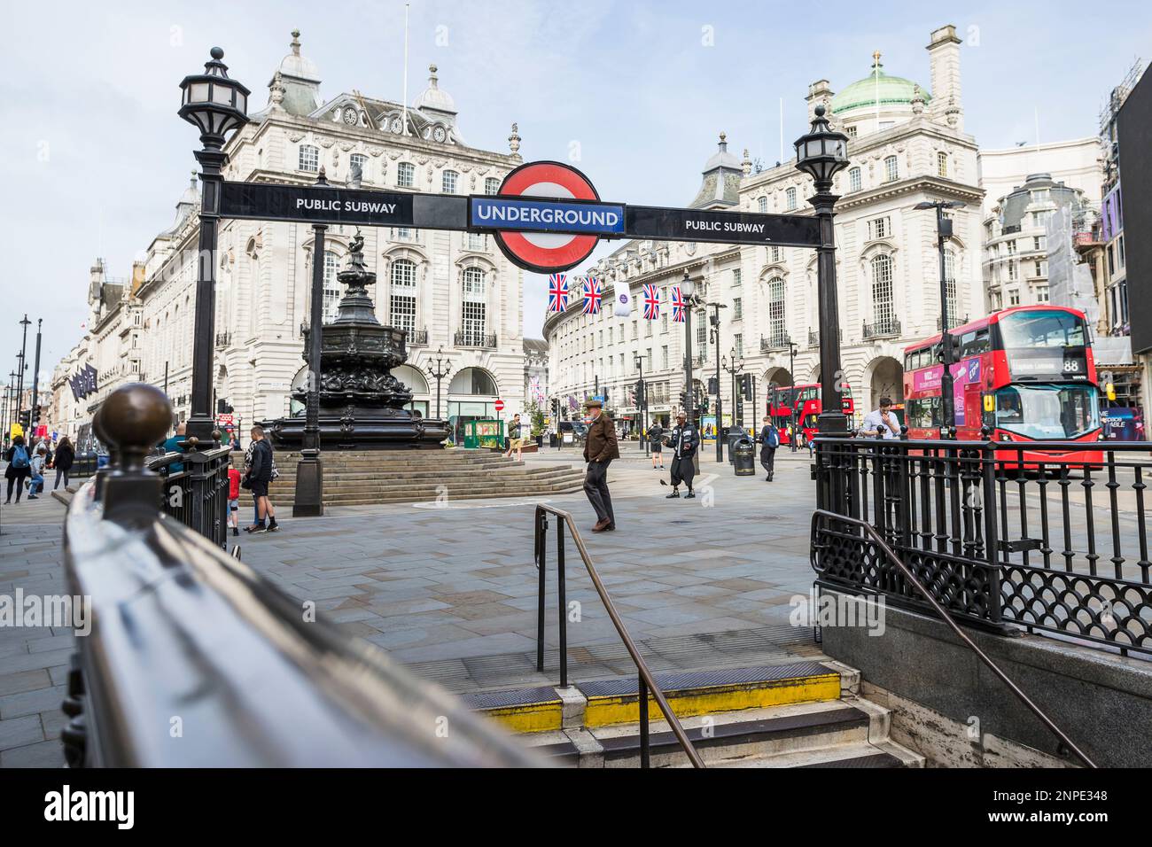 Guardando attraverso una delle entrate della Metropolitana di Londra a Piccadilly Circus che incornicia la Fontana Memoriale di Shaftesbury. Foto Stock