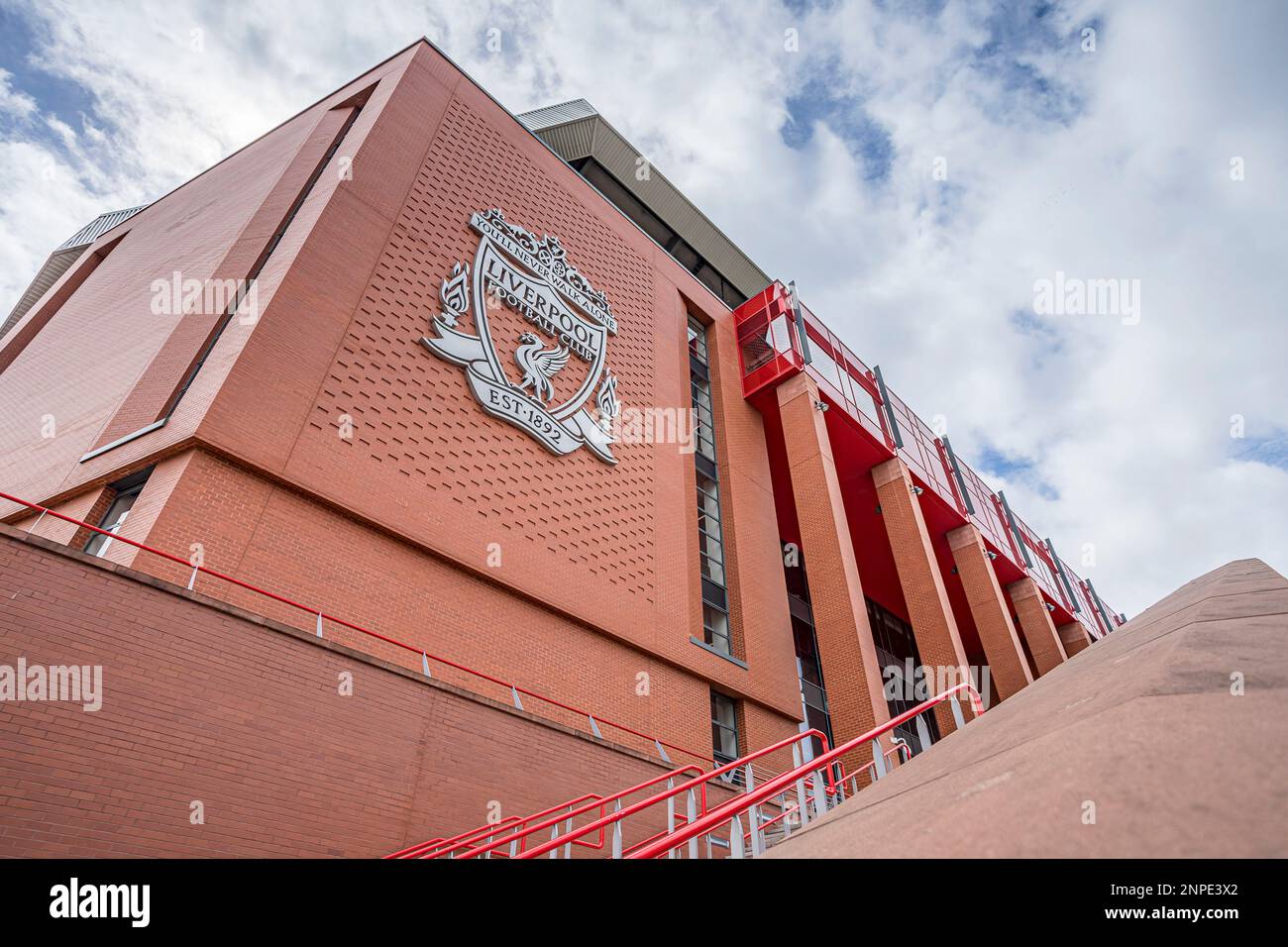 Guardando al Main Stand presso lo stadio Anfield, sede del Liverpool Football Club. Foto Stock