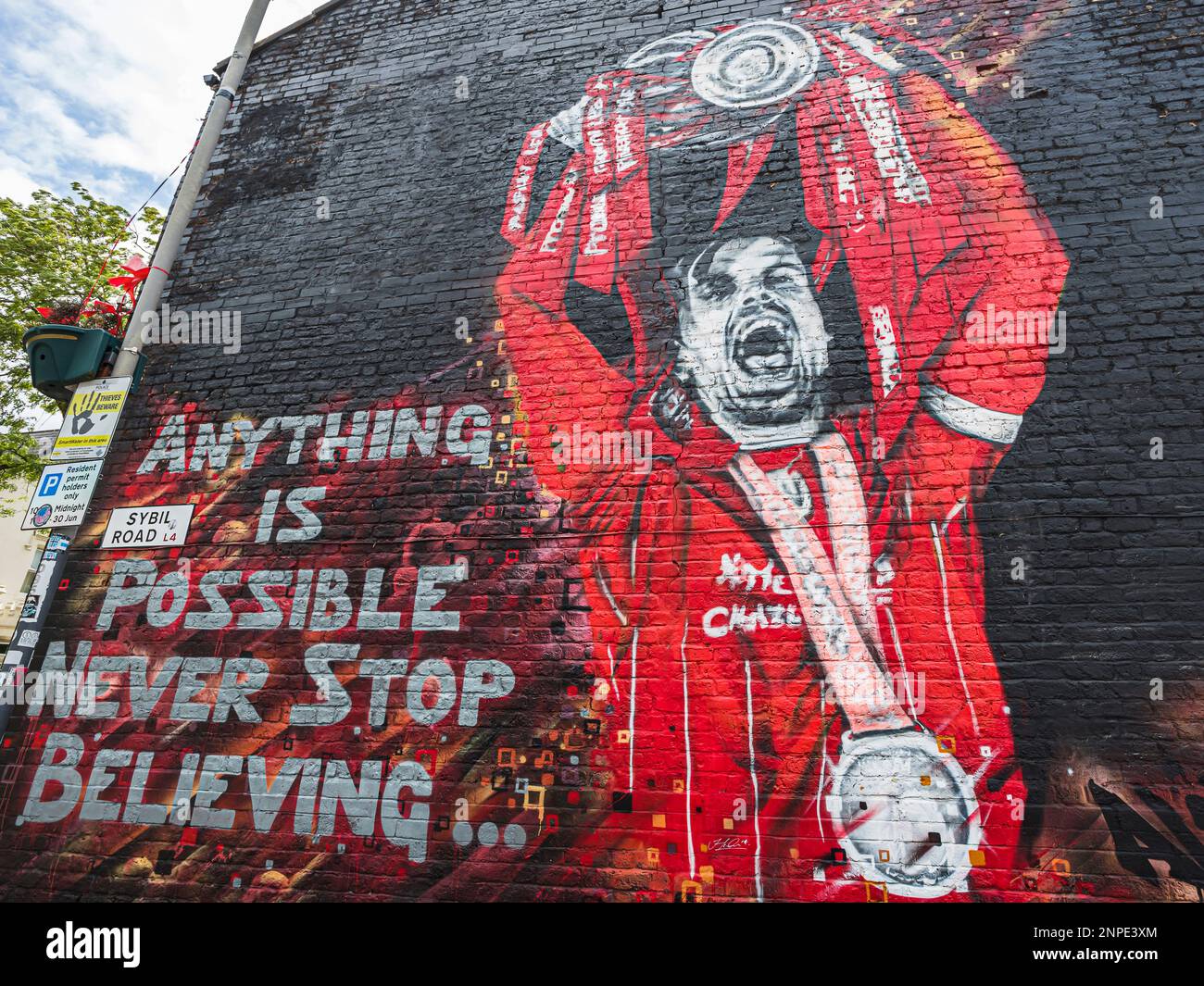 Un vivace murale del capitano Jordan Henderson del Liverpool FC che ha conquistato il trofeo della Premier League nella stagione 2019-20. Foto Stock