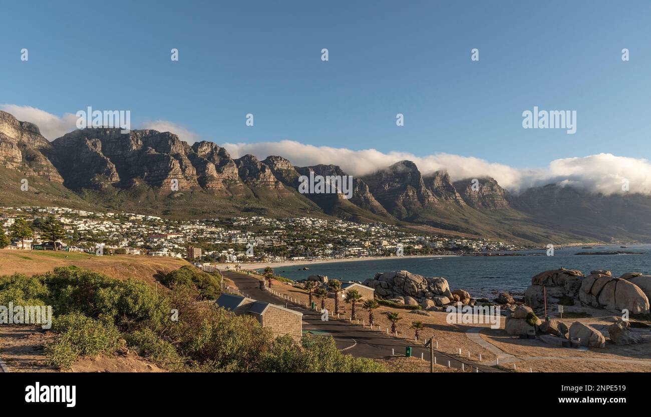 Camps Bay, Città del Capo, Sud Africa. 2023. La località balneare di Camps Bay si affaccia sulla catena montuosa dei dodici Apostoli. Foto Stock