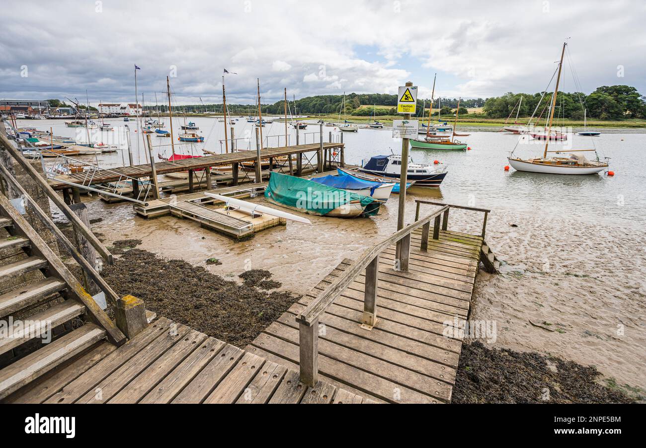 Scalini in legno conducono a un molo a Woodbridge Quay a Suffolk. Foto Stock