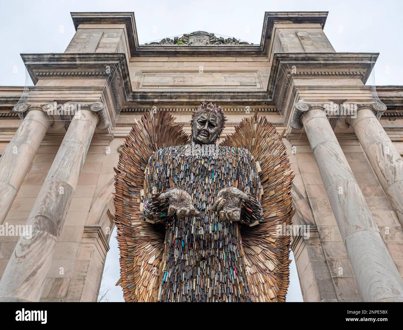 La scultura dell'Angelo dei coltelli al Birkenhead Park. Foto Stock