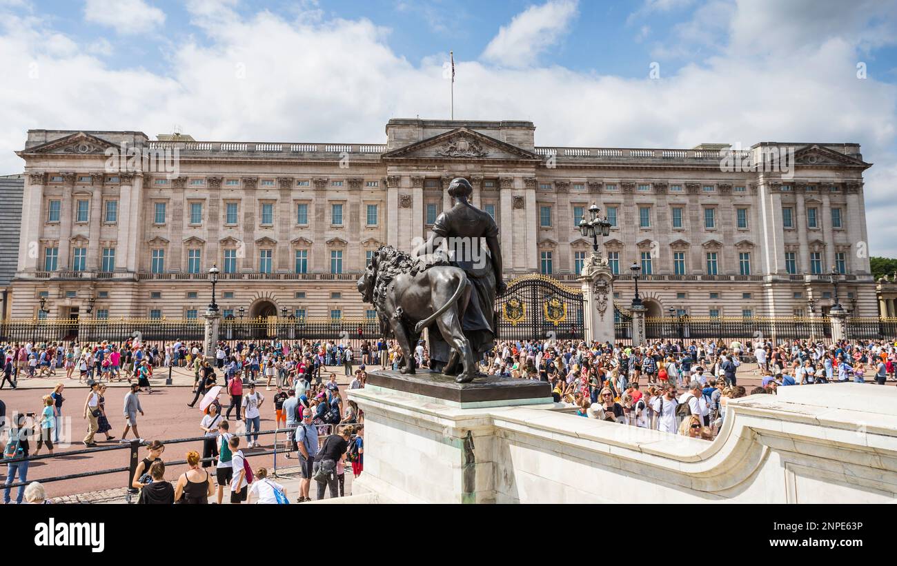 Il Victoria Memorial di fronte a Buckingham Palace a Londra circondato da turisti che avevano visto la cerimonia del Cambio della Guardia. Foto Stock