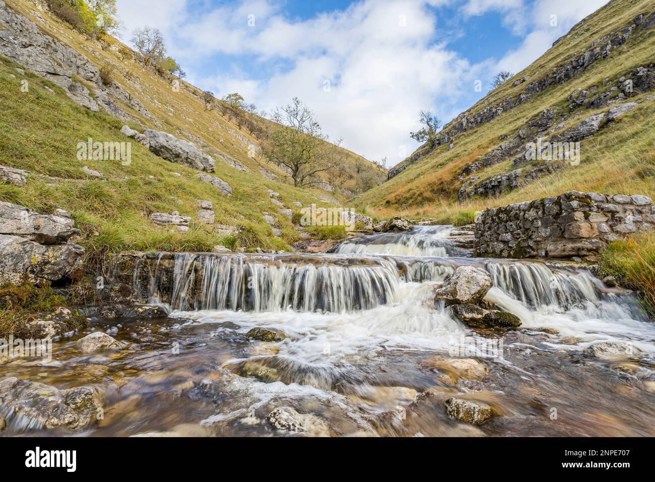 Acqua che scorre sulle cascate e piccole cascate lungo Bucken Beck nella zona di Upper Wharfedale dello Yorkshire. Foto Stock