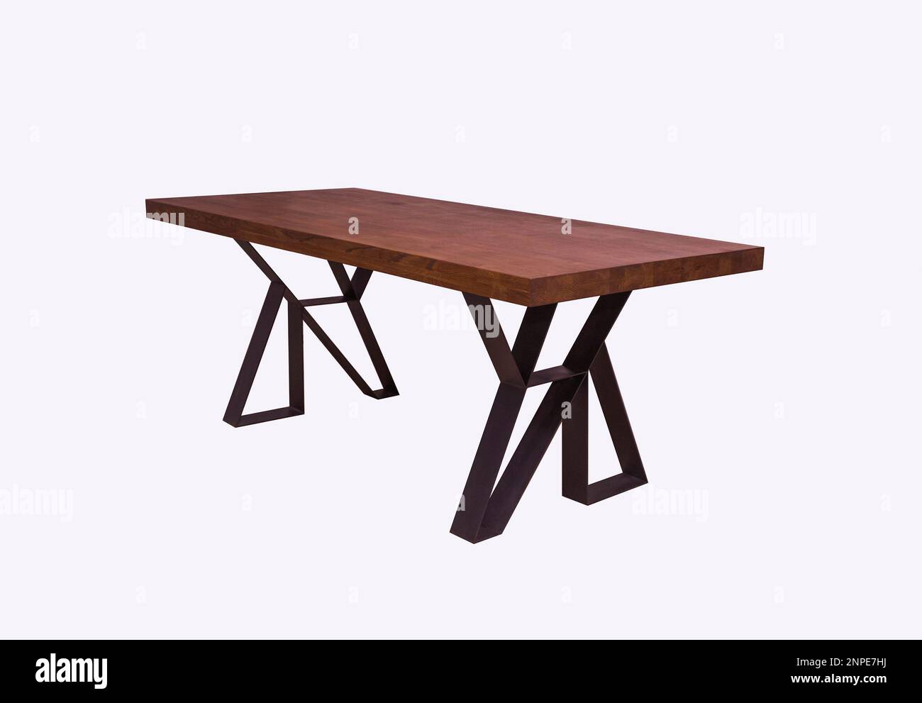 tavolo in legno con gambe in metallo nero su sfondo bianco Foto Stock
