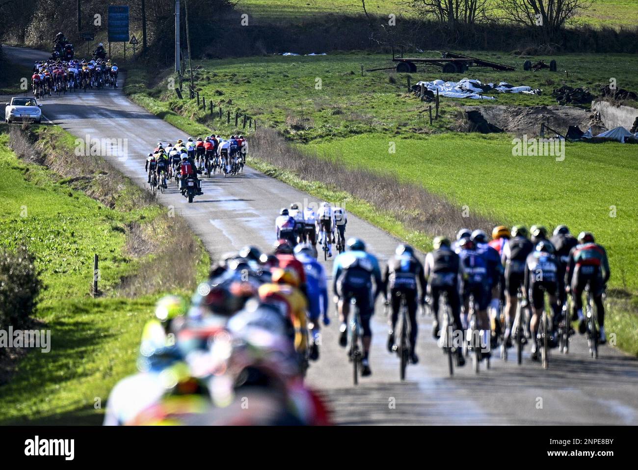 Echelon raffigurati durante la gara ciclistica di un giorno Kuurne-Bruxelles-Kuurne, a 193 km da Kuurne a Kuurne via Bruxelles, sabato 25 febbraio 2023. FOTO DI BELGA JASPER JACOBS Foto Stock