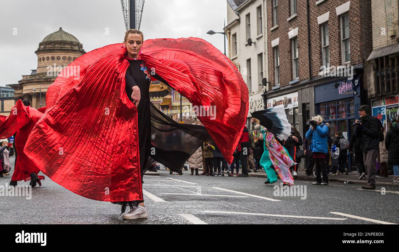 Danza tradizionale cinese eseguita da un giovane adulto durante le celebrazioni del Capodanno cinese nel quartiere Chinatown di Liverpool. Foto Stock