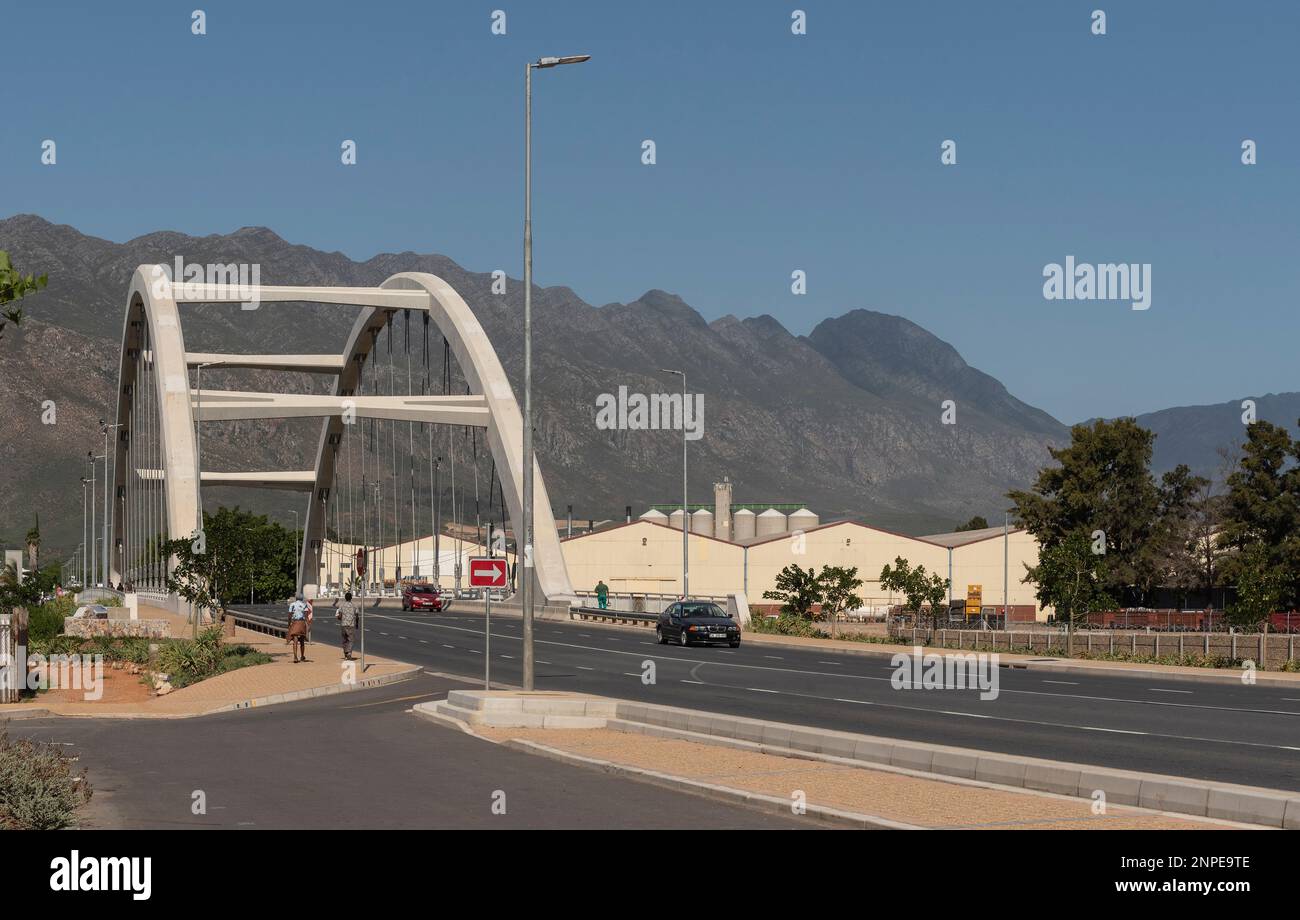 Ashton, Capo Occidentale, Sud Africa. 2023. Ponte ad arco che sorregge una strada a quattro corsie sul fiume Cogmanskloof ad Ashton, Sudafrica. Foto Stock