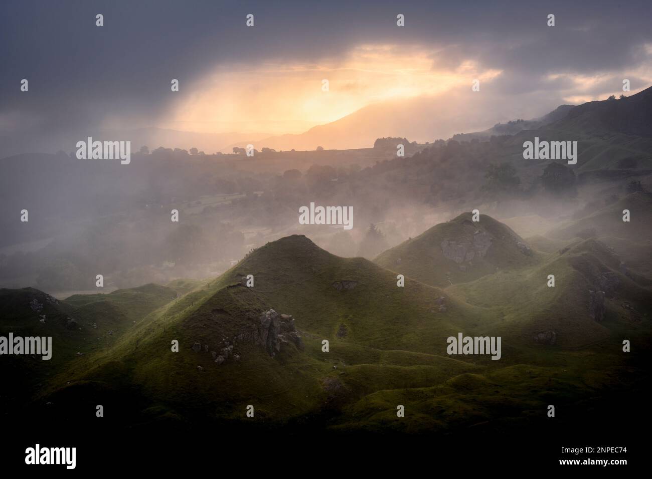 La nebbia si radura sopra l'scarpata di Llangattock nei Beacon Brecon. Foto Stock