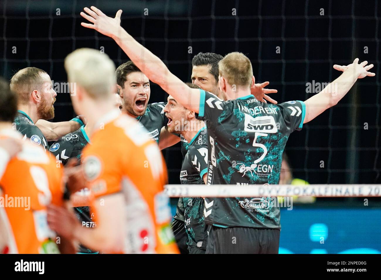 Mannheim, Germania. 26th Feb, 2023. Pallavolo, uomini: DVV Cup, SWD-Powervolleys Düren - Berlin volleys, finale, SAP Arena. La squadra di Düren si rallegra per una vittoria a punti. Credit: Uwe Anspach/dpa/Alamy Live News Foto Stock