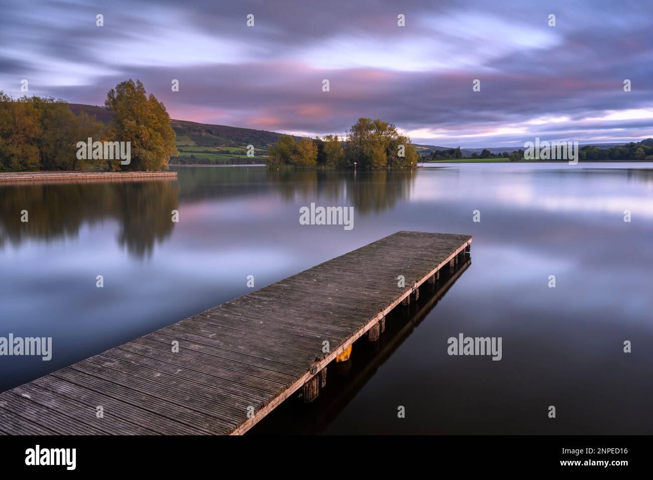 Tramonto sul lago Llangorse nei Brecon Beacons. Foto Stock