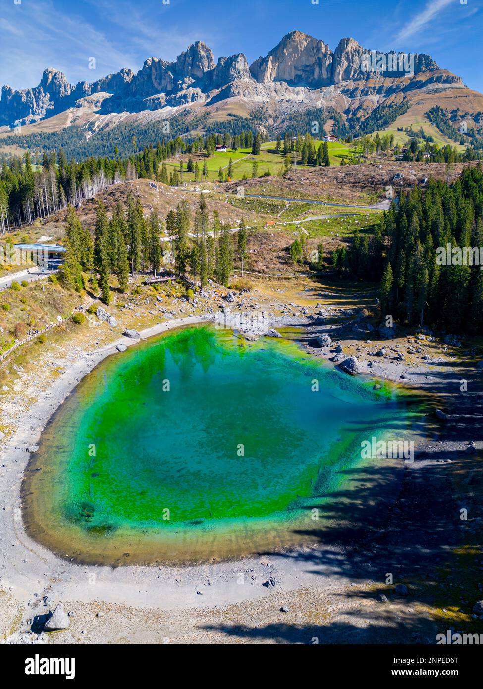 Il Lago di Carezza, conosciuto anche come Lago di Carezza o Karersee, è uno dei laghi più belli delle Dolomiti. È conosciuta per il suo verde smeraldo Foto Stock