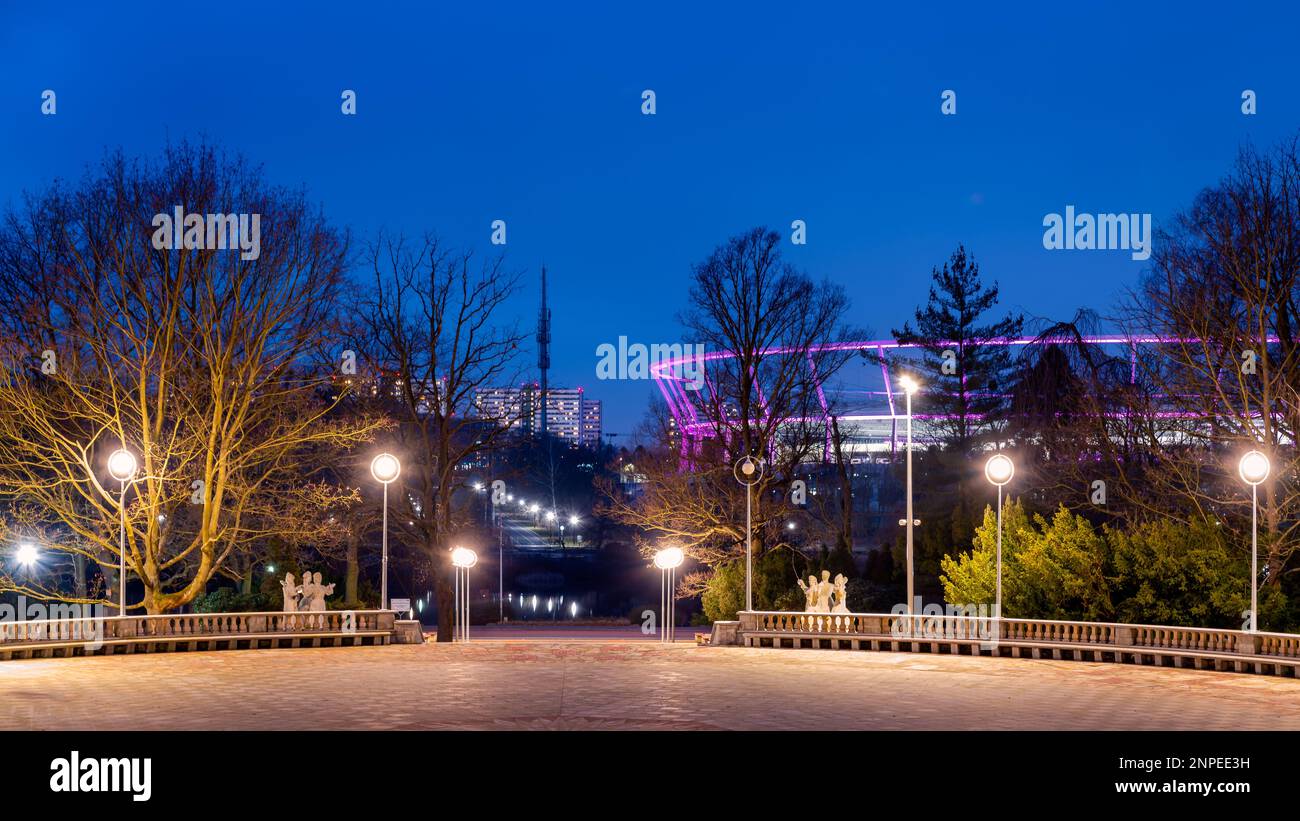 Parco della Slesia a Chorzów. Dance Circle dopo il rinnovo. Un pavimento in pietra circondato da un auditorium. Stadio Silesiano sullo sfondo Foto Stock