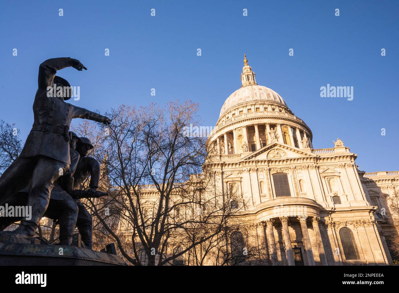 Il monumento ai vigili del fuoco e la Cattedrale di San Paolo. Foto Stock