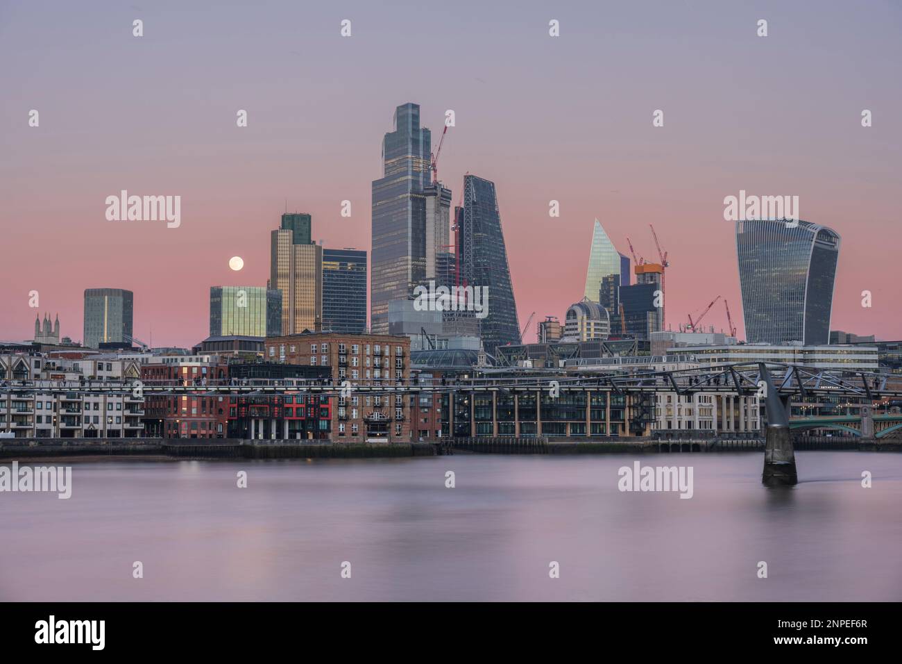 La luna che sorge sopra la città di Londra. Foto Stock