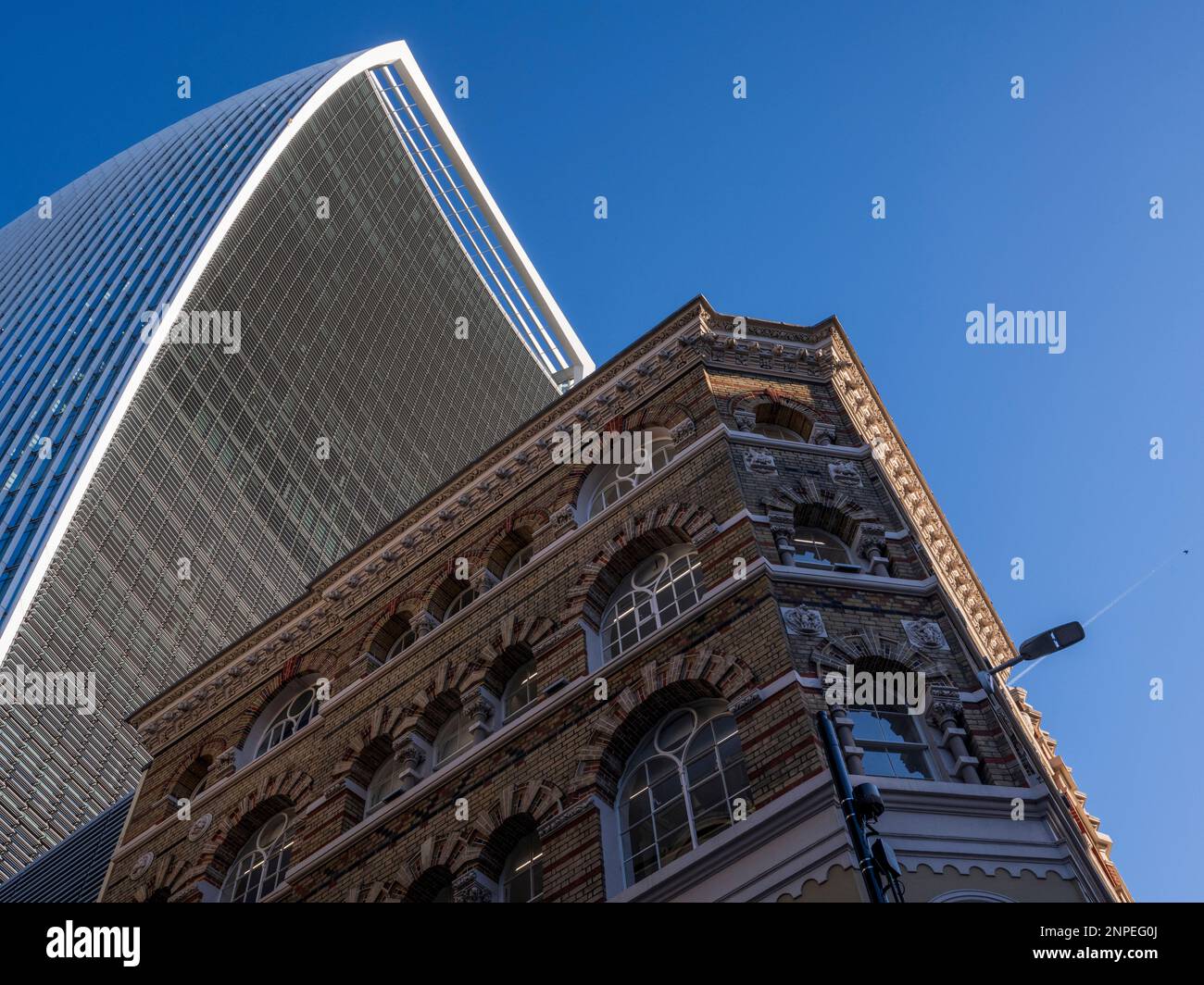 Edifici vecchi e nuovi giustapposti a Londra. Foto Stock