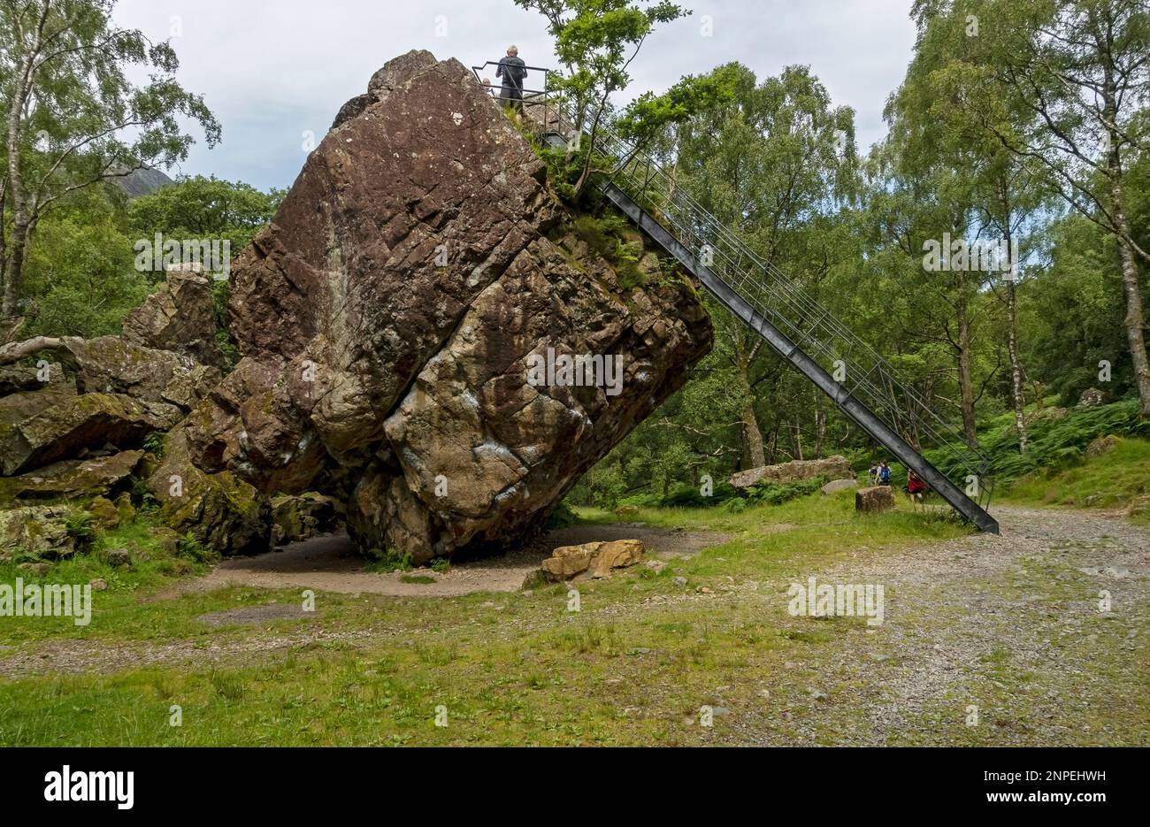 Visitatori al Bowder Stone in estate. Foto Stock