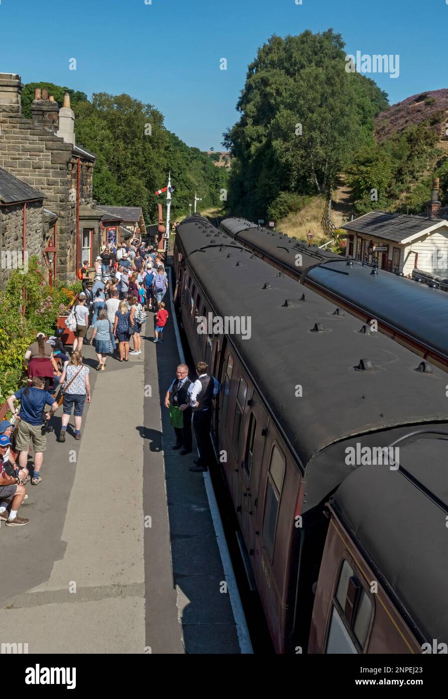 Visitatori sulla piattaforma della stazione ferroviaria di Goathland in estate. Foto Stock