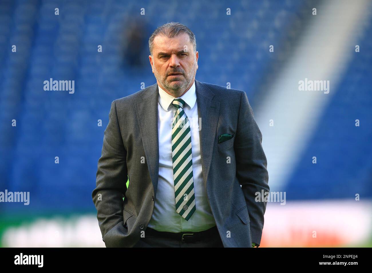 26th febbraio 2023; Hampden Park, Glasgow, Scozia: Scottish Viaplay Cup Football Final, Rangers versus Celtic; il manager celtico Ange Postecoglou ispeziona il campo prima della partita Foto Stock