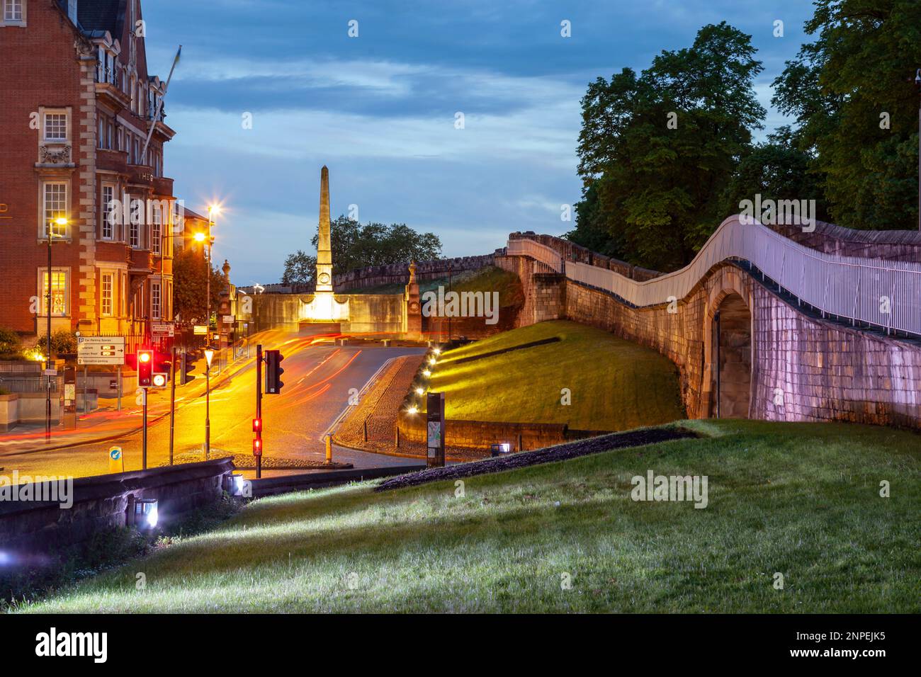 La notte cade alle mura della città di York. Foto Stock