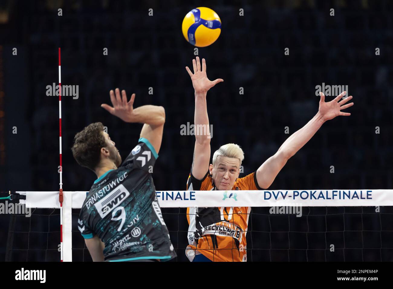 Mannheim, Germania. 26th Feb, 2023. Pallavolo, uomini: DVV Cup, SWD-Powervolleys Düren - Berlin volleys, finale, SAP Arena. Marek Sotola di Berlino (r) cerca di bloccare il colpo di attacco di Marcin Ernastowicz di Düren. Credit: Jürgen Kessler/Kessler-Sportfotografie/dpa/Alamy Live News Foto Stock