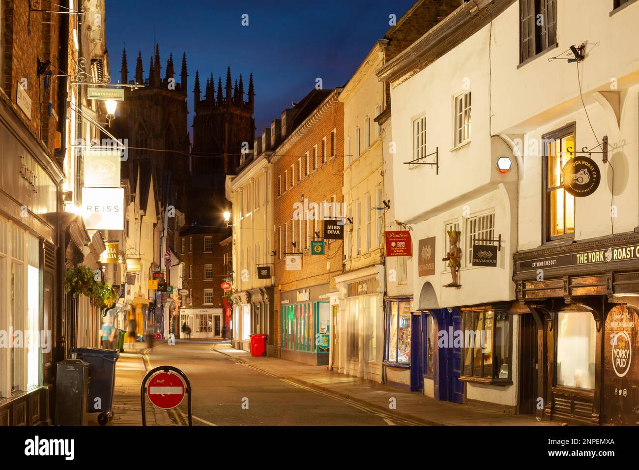 Serata a Low Petergate nel centro storico di York. Foto Stock
