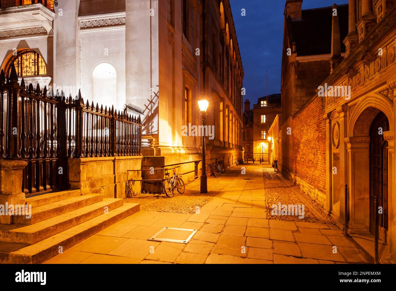 La notte cade sul passaggio della Camera del Senato nel centro di Cambridge. Foto Stock