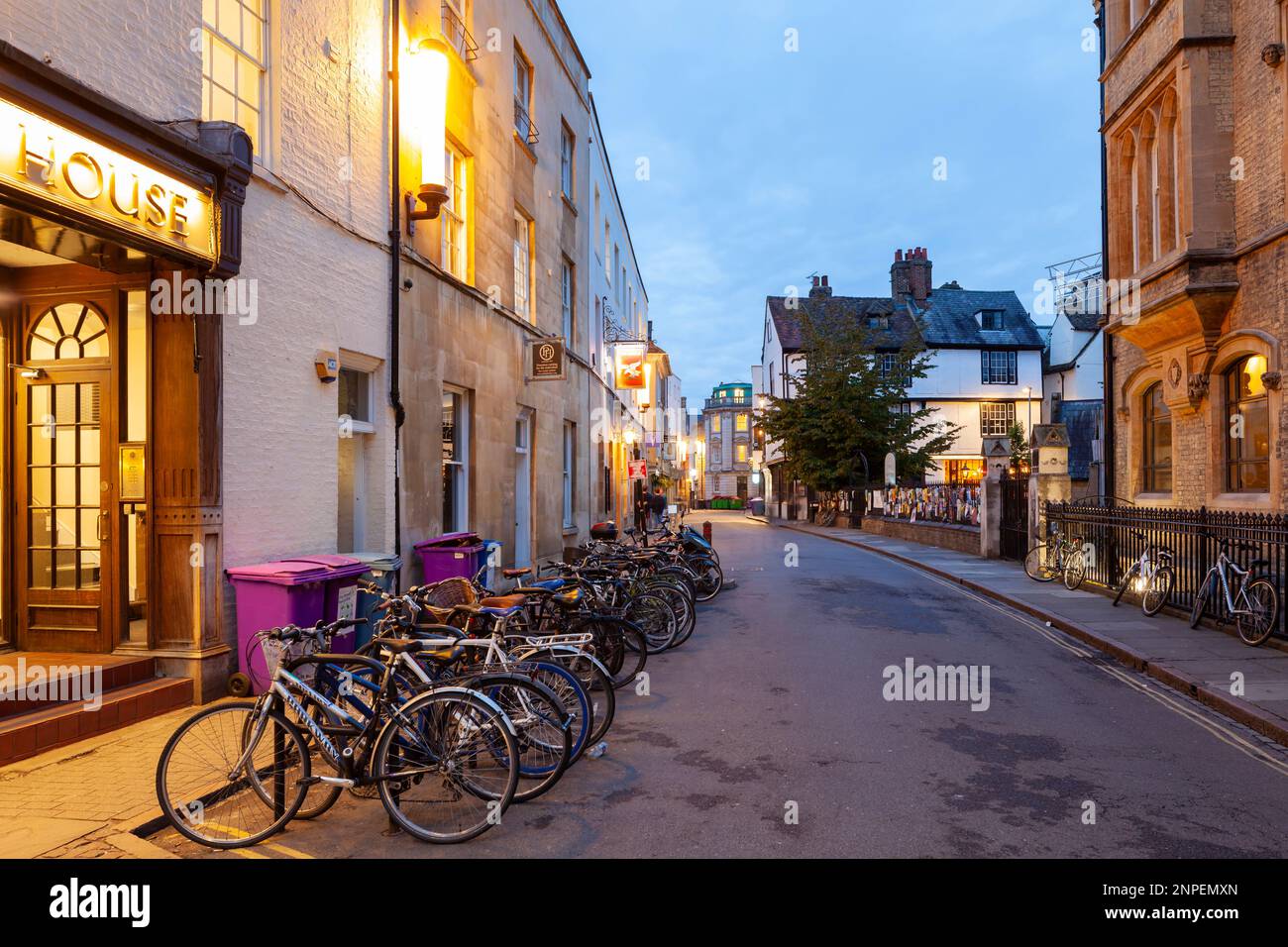 Biciclette parcheggiate in Bene't Street nel centro di Cambridge. Foto Stock