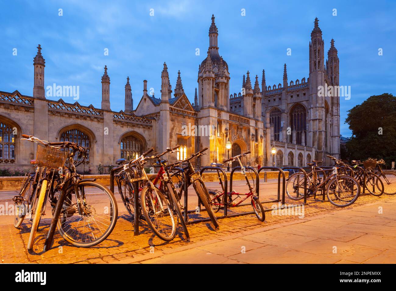 Biciclette parcheggiate sulla King's Parade nel centro di Cambridge. Foto Stock