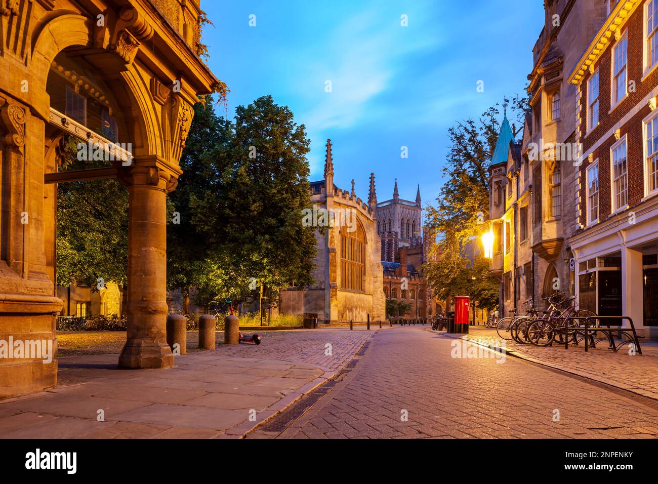 Dawn su Trinity Street nel centro di Cambridge. Foto Stock