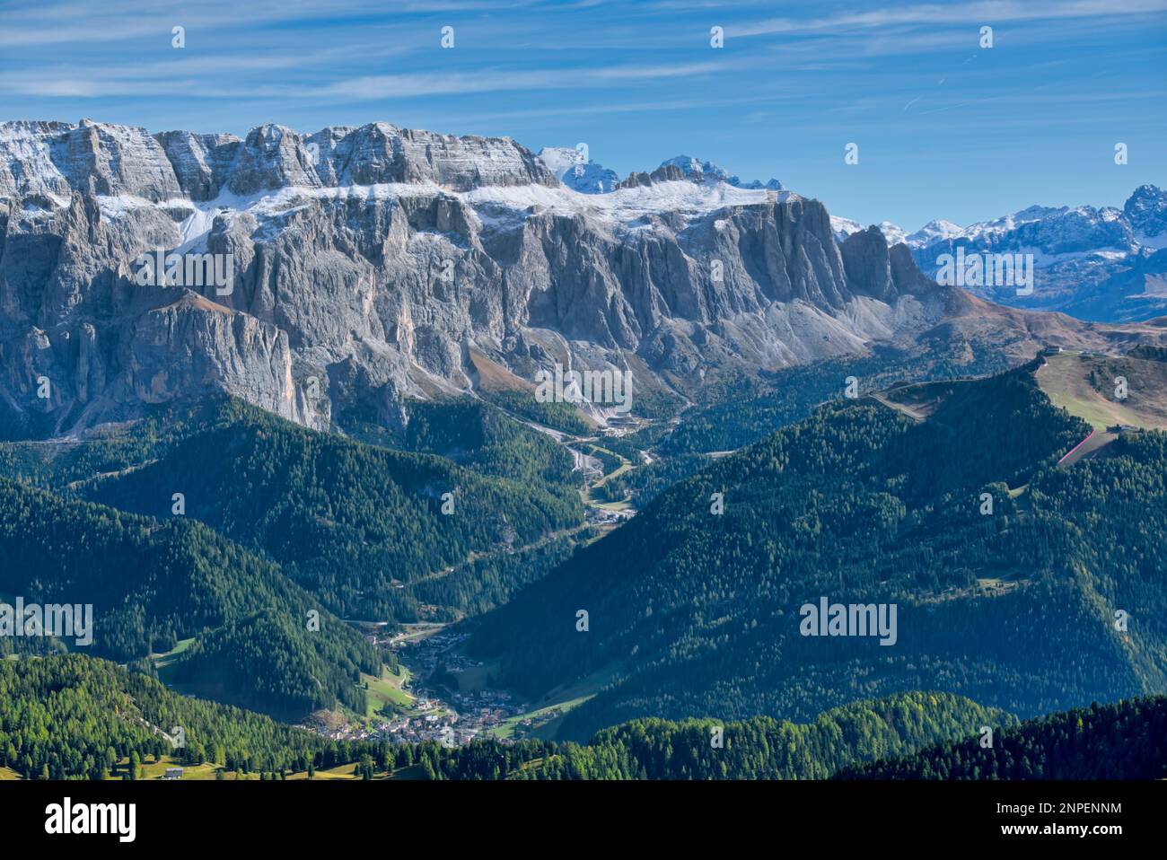 Situato nel Parco Naturale Puez Odle (chiamato anche Parco Naturale Puez Geisler), il Monte Seceda ha uno dei più rappresentativi enigmi delle Dolomiti. Enorme Foto Stock