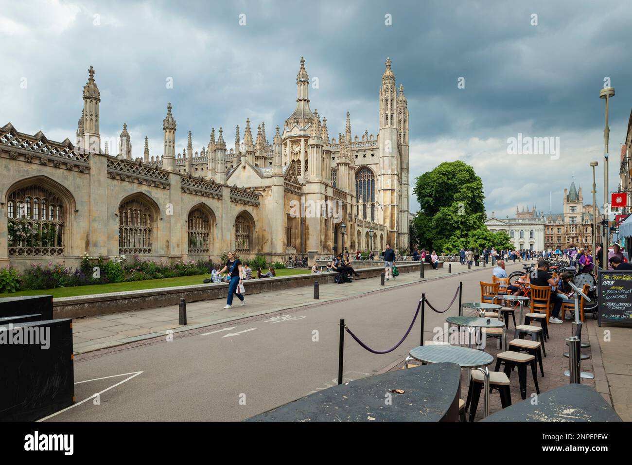 Cieli tempestosi sopra Cambridge sulla King's Parade. Foto Stock