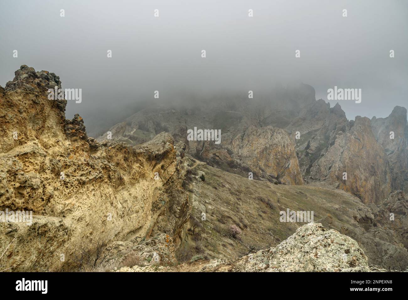 Città morta in nebbia e nuvole. Khoba-Tele Ridge della riserva di Karadag all'inizio della primavera . Crimea Foto Stock