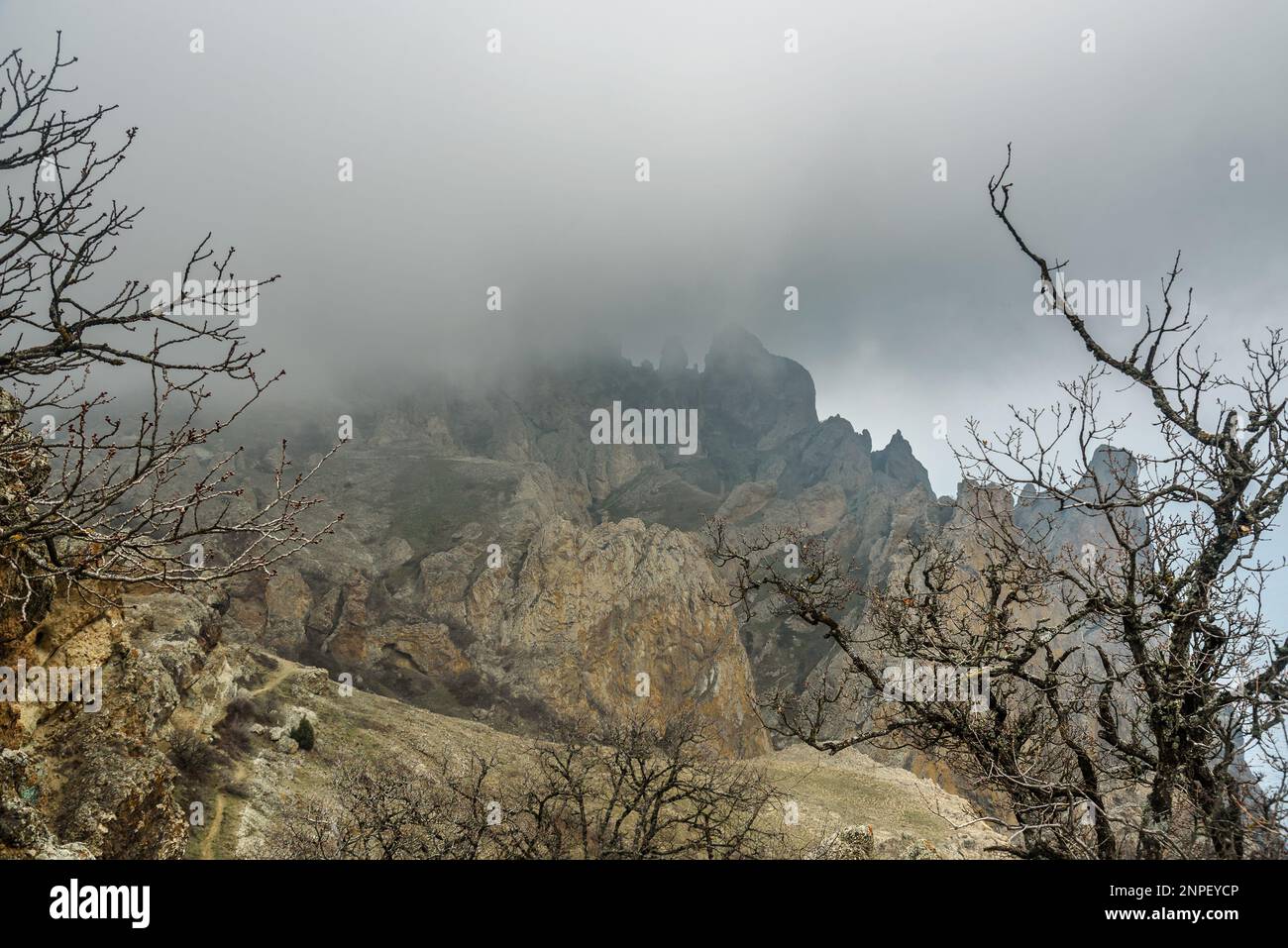 Città morta in nebbia e nuvole. Khoba-Tele Ridge della riserva di Karadag all'inizio della primavera . Crimea Foto Stock