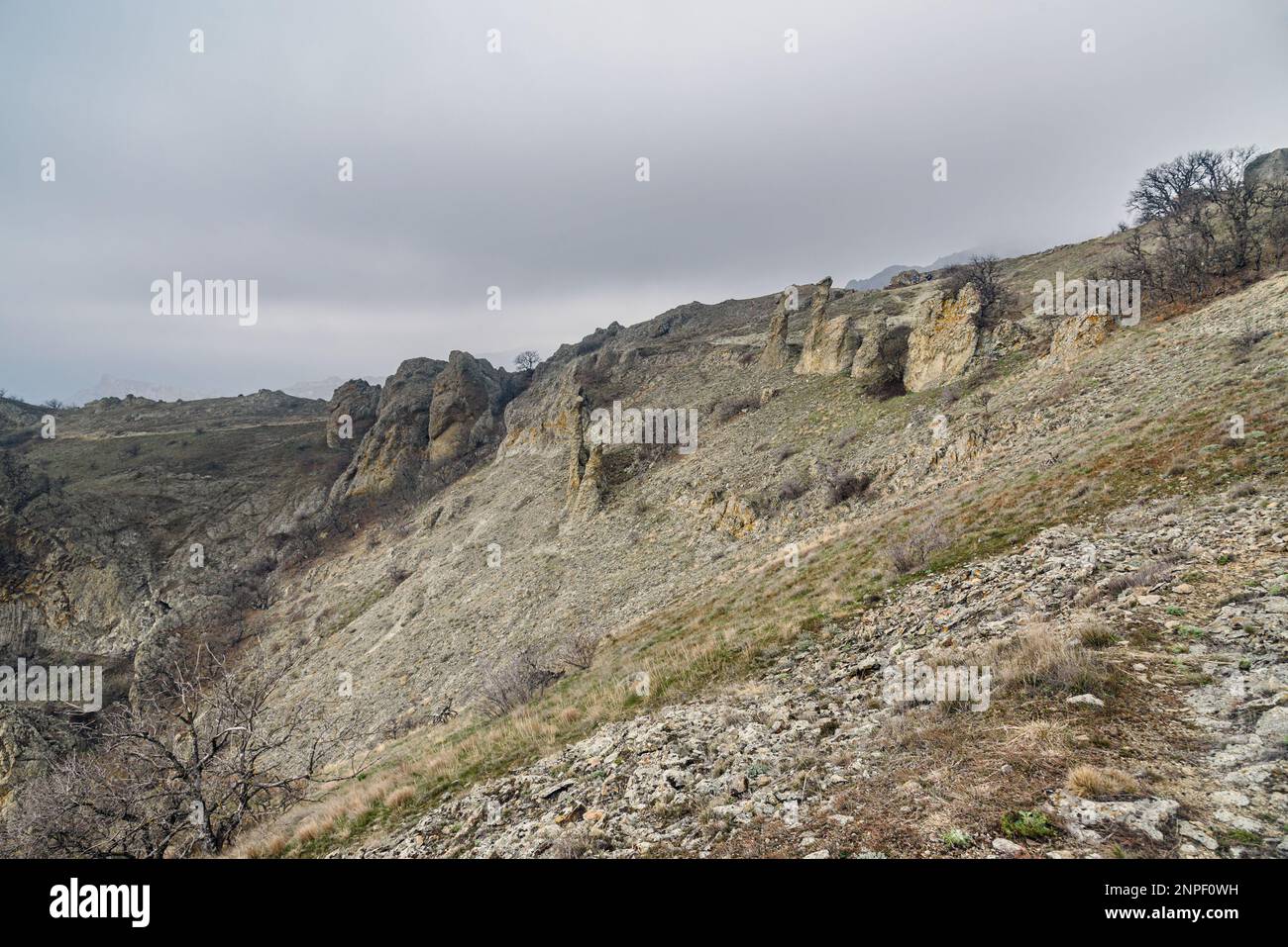 Cavallo rock pan di zenzero e rocce bizzarre nella città morta. Khoba-Tele Ridge della riserva di Karadag all'inizio della primavera. Crimea Foto Stock
