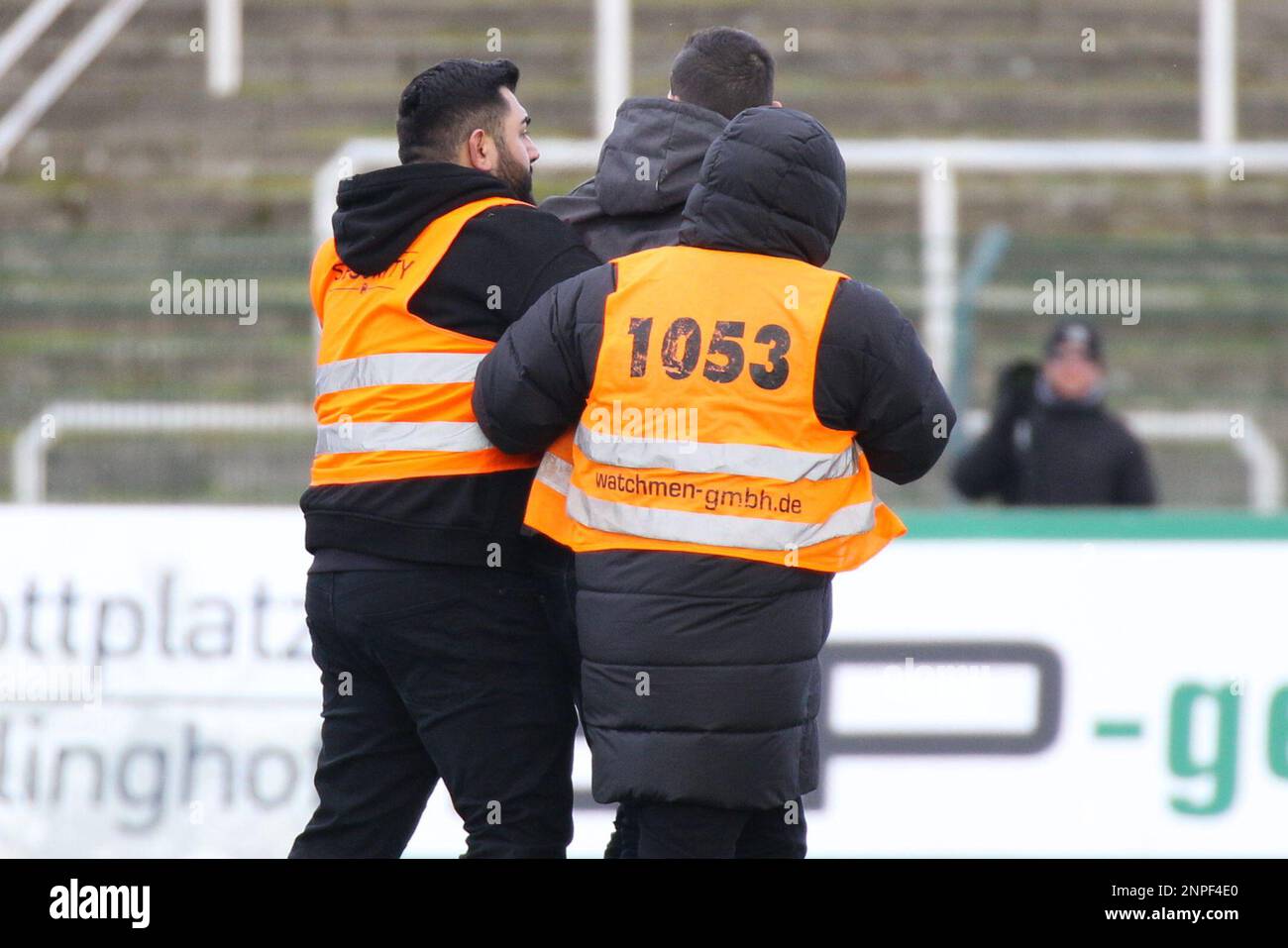 L'invasione del campo ferma il gioco durante la partita tra BFC Dynamo Vs. 1. FC Lokomotor Leipzig, Regionalliga Nordost (Lega Regionale Nord Est), turno 22, Sportforum Hohenschönhausen, Berlino, Germania, 26 febbraio, 2023. Iñaki Esnaola Foto Stock