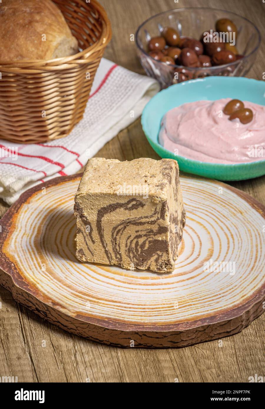 Cioccolato greco halva con alcuni cibi a digiuno come taramosalata, pane e olive Foto Stock