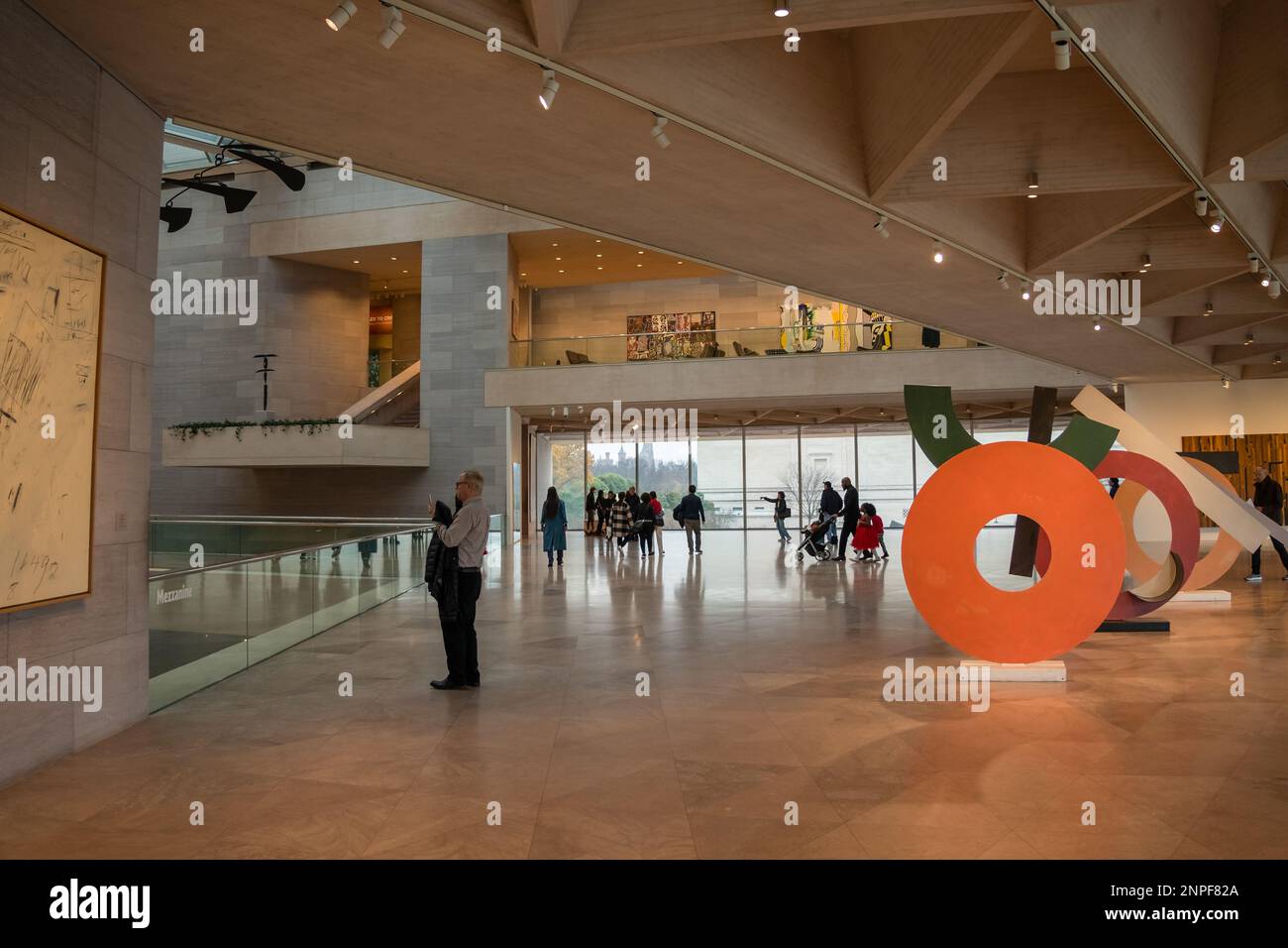 Washington, DC, US-27 novembre 2022: Hall interna della National Gallery of Art situata sul National Mall, con persone che camminano e osservano mostre Foto Stock