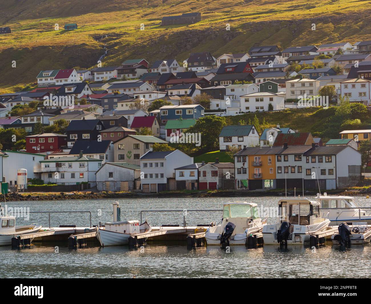 Vista della città di Kraksvik sull'isola di Bordoy, Isole Faroe, Danimarca Nord Europa. Foto Stock