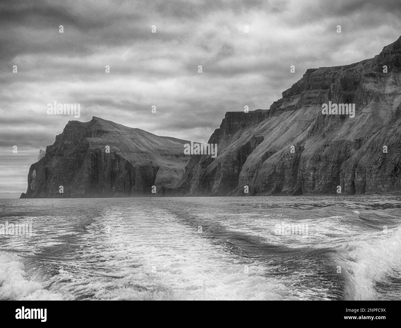 Scogliere sul mare di Vestmanna - vista dalla barca. Streymoy. Isole Faroe. Regno di Danimarca. Europa. Foto Stock