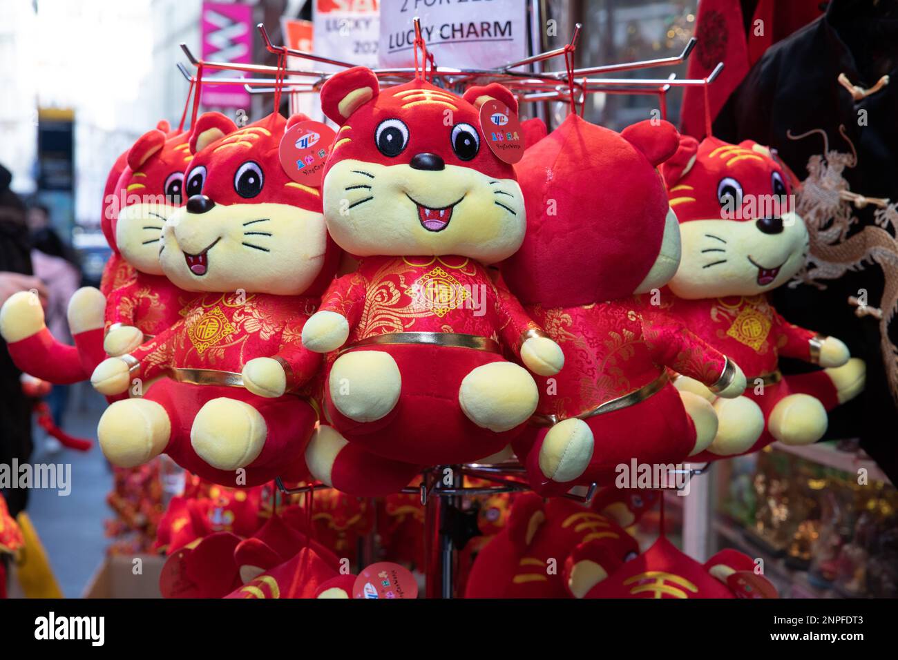 A Chinatown, a Londra, sono in vendita giocattoli di tigre per celebrare il Capodanno cinese e l'anno della tigre. Foto Stock