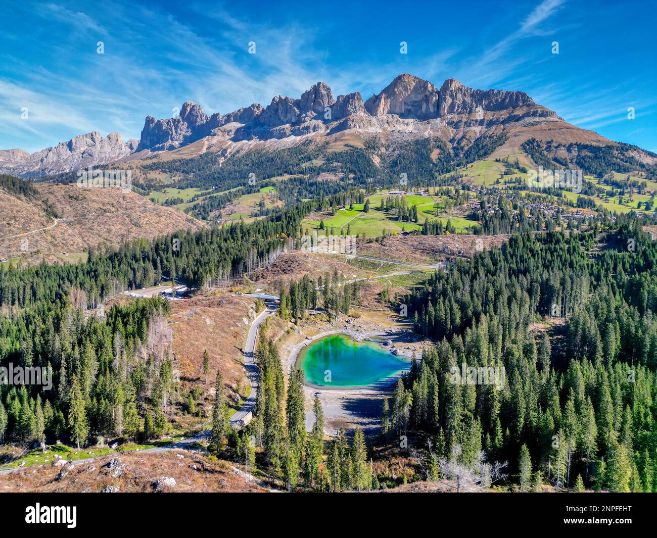 Il Lago di Carezza, conosciuto anche come Lago di Carezza o Karersee, è uno dei laghi più belli delle Dolomiti. È conosciuta per il suo verde smeraldo Foto Stock