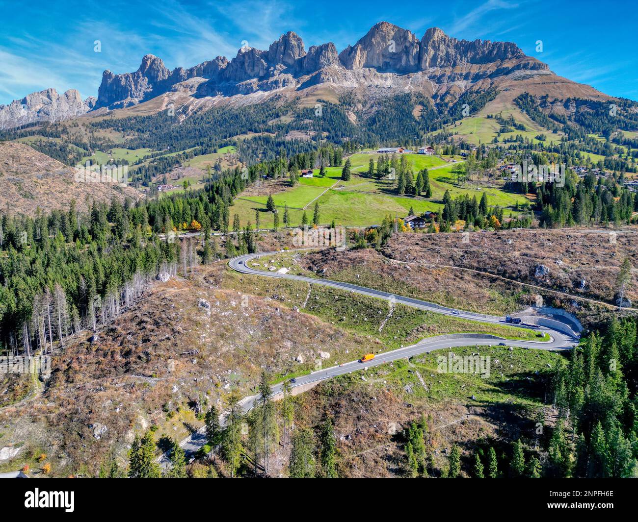 Il Lago di Carezza, conosciuto anche come Lago di Carezza o Karersee, è uno dei laghi più belli delle Dolomiti. È conosciuta per il suo verde smeraldo Foto Stock