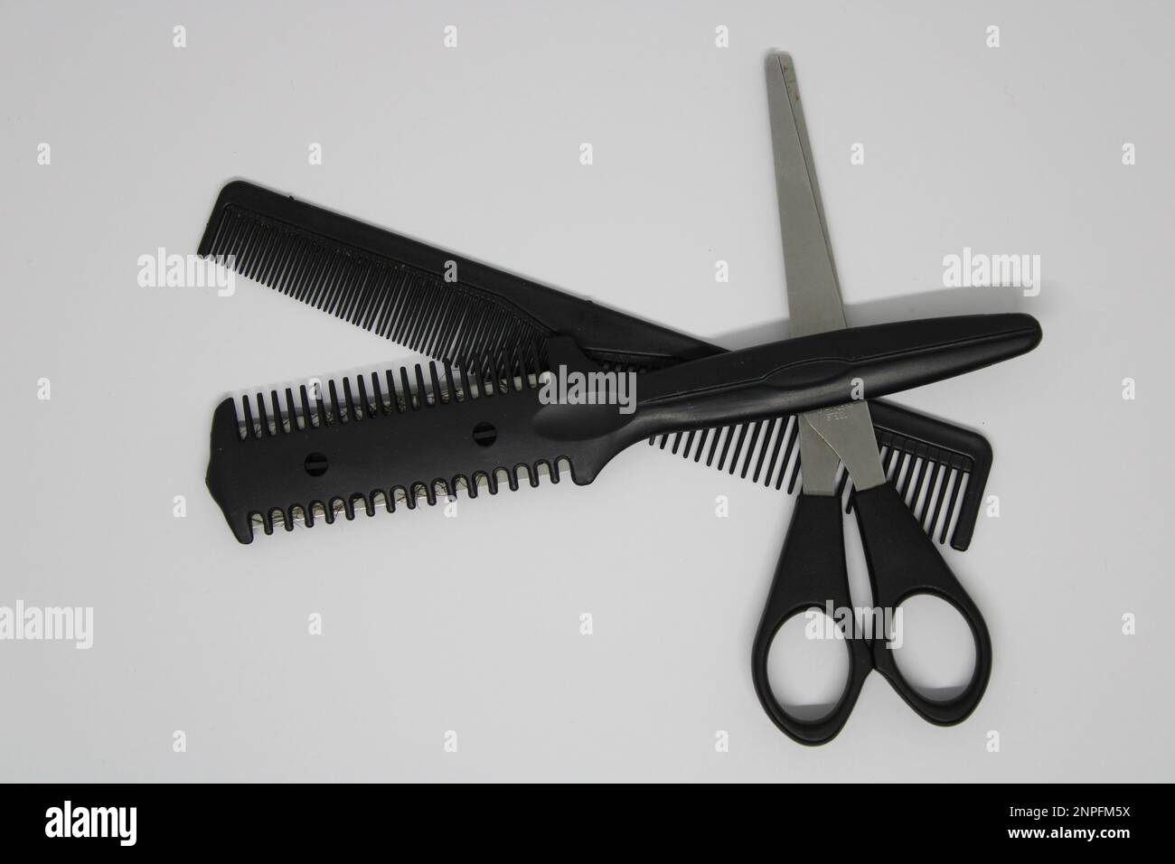 Pettine per forbici da barbiere e pettine Razor su sfondo bianco Foto Stock