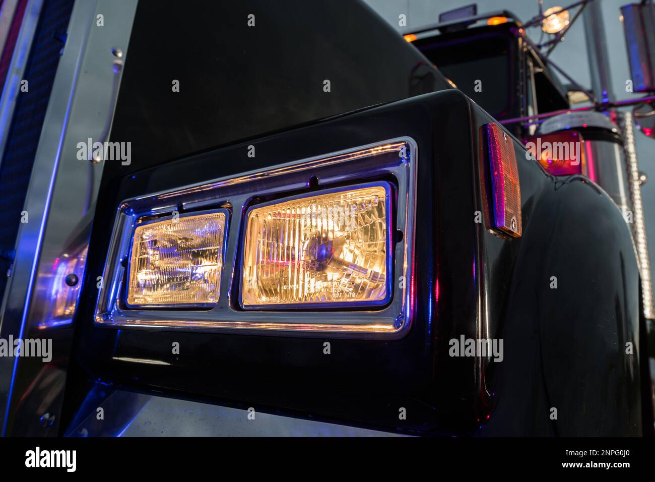 Primo piano dei fari dei trattori semi-autocarri Classic Black. Trasporto per impieghi gravosi. Foto Stock